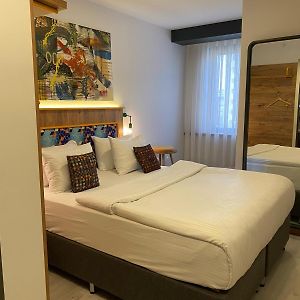Budget Zimmer mit Kingsize-Bett